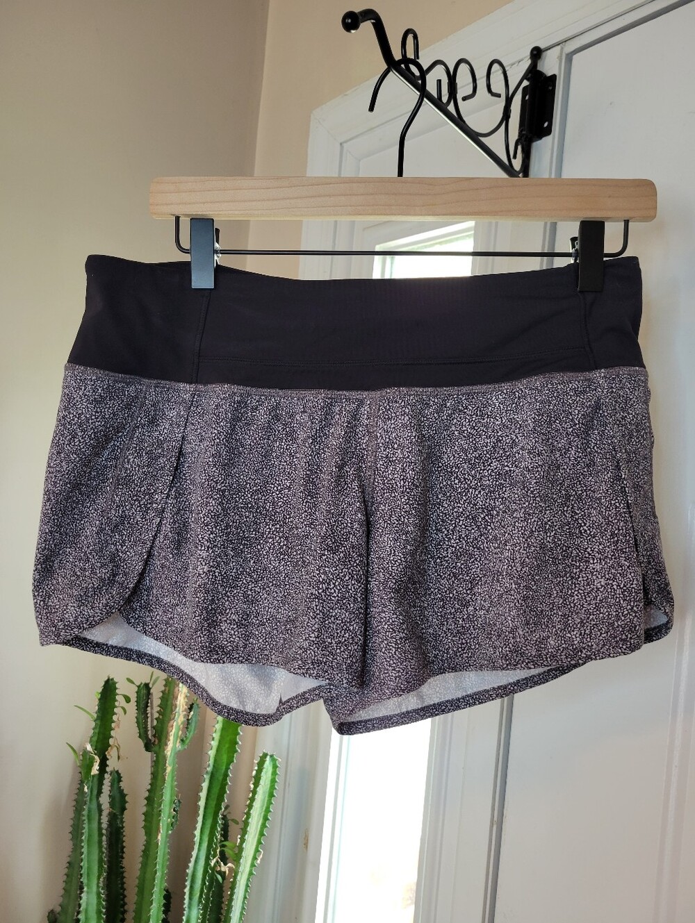 Lululemon Hotty Hot Grey Speckled Performance Shorts, Size Womens 6